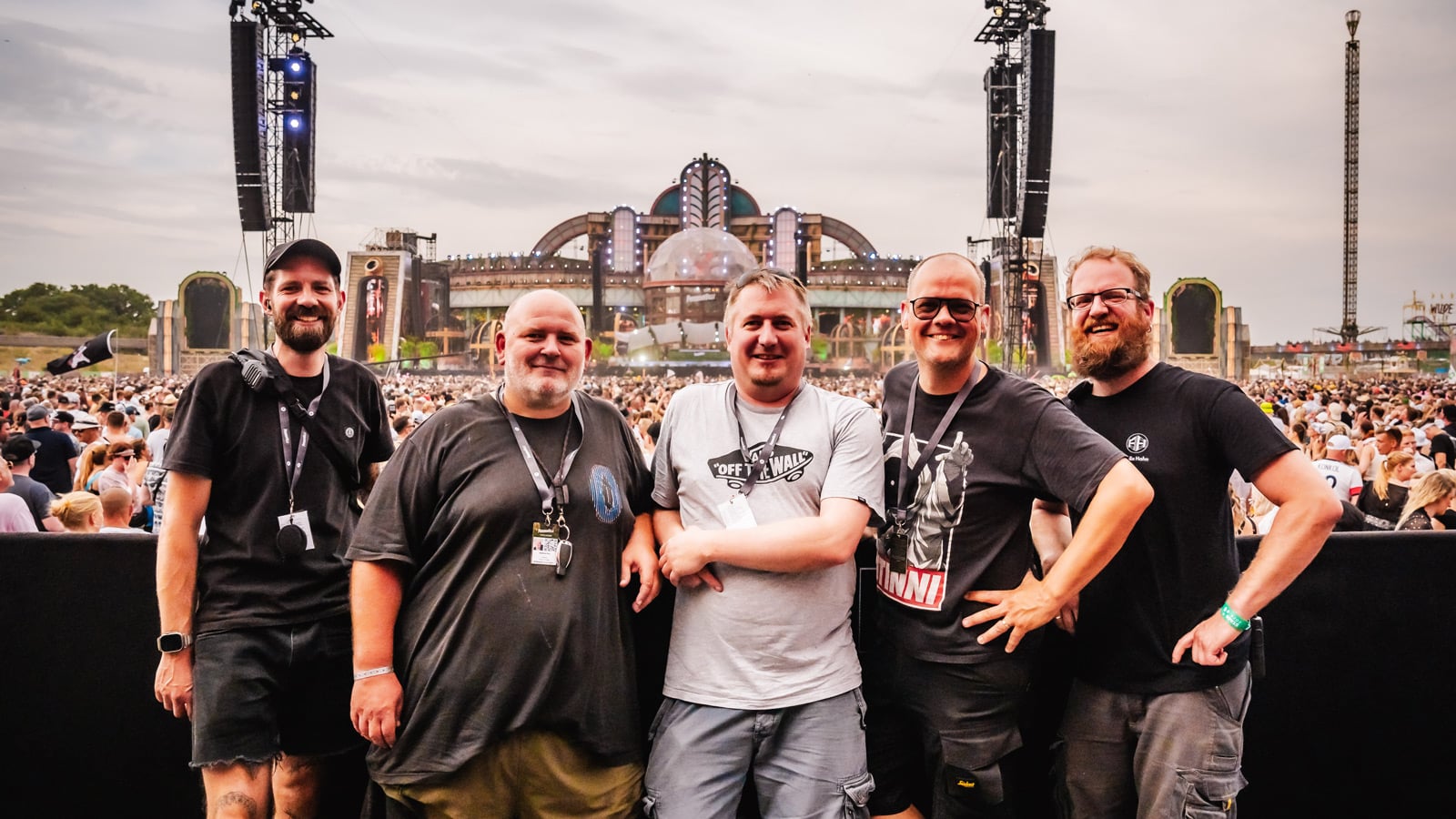 (L-R): FOH/System Engineer Daniel Reitemeyer, System Engineer Matthias Pelz,
FOH Engineer Sebastian Mill, Meyer Sound Senior Technical Support & Education Specialist Merlijn van
Veen, PA Tech Felix Hahn